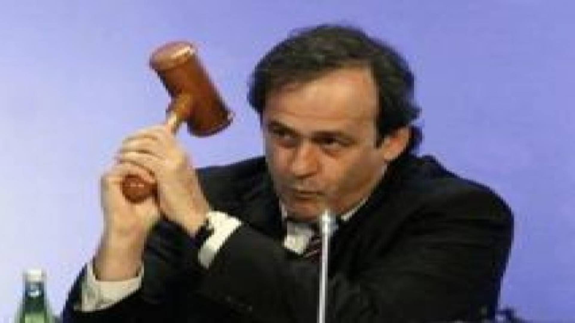 "تهمة المليونين" تهدد طموح بلاتيني لرئاسة الفيفا