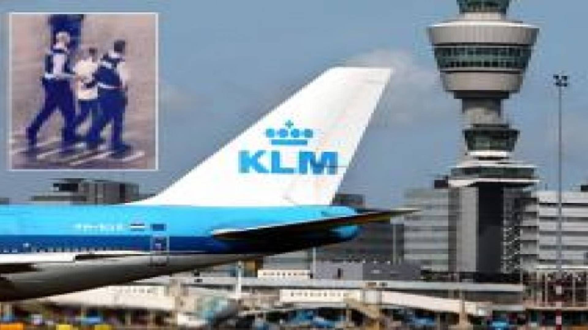 شاب يخطىء بين باب الطائرة و "المرحاض" على ارتفاع 30 ألف قدم