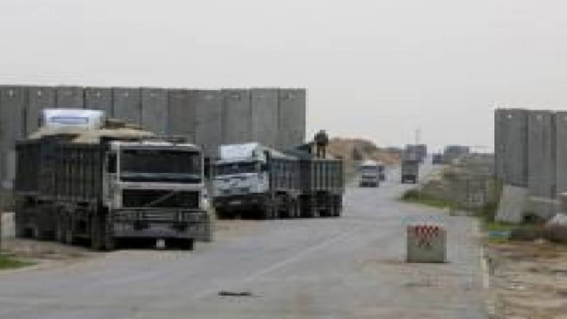 الاحتلال يعيد فتح معبر كرم ابو سالم مع قطاع غزة