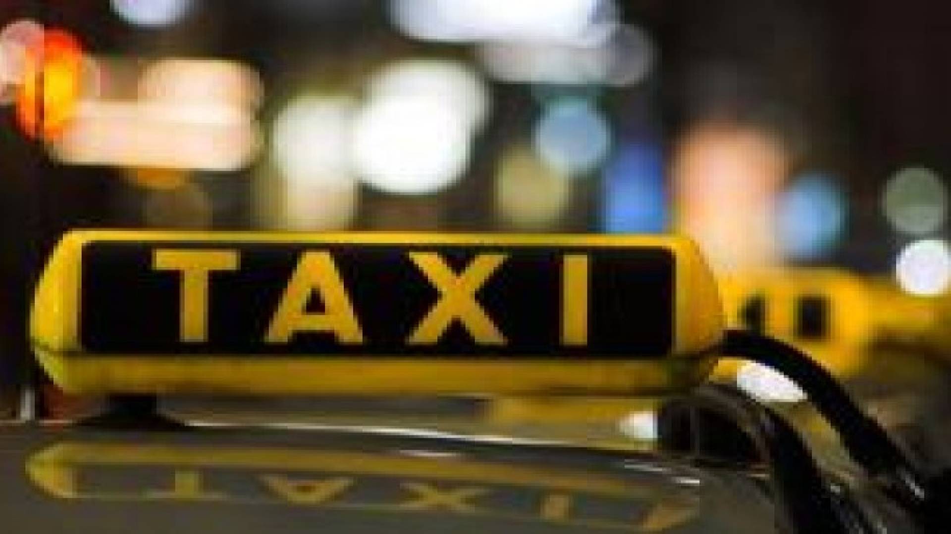 الزرقاء: مطاردة "تكسي" تنتهي بضبط أسلحة وفرار السائق