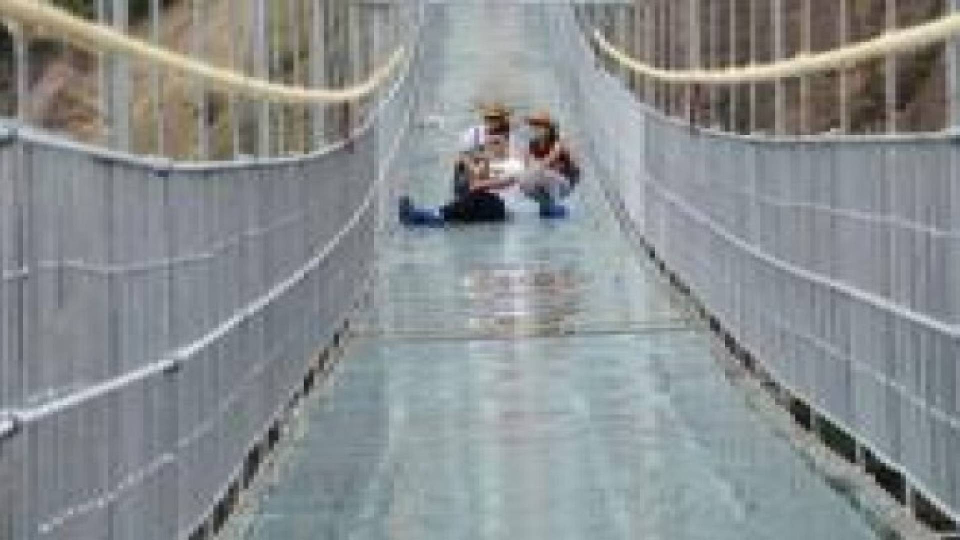 بالفيديو: الصين تدشن أطول جسر زجاجي في العالم