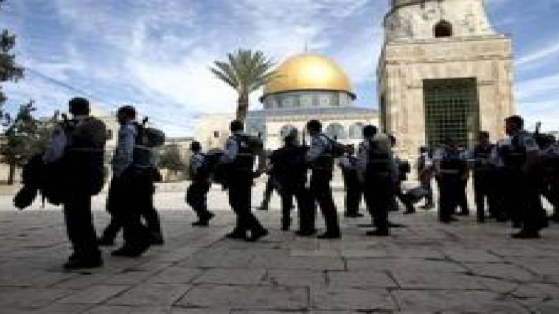 حصار الأقصى مستمر واعتقالات بالقدس