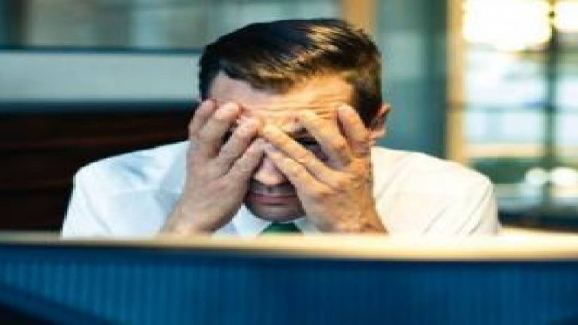 لهذا السبب لا تستمع إلى نشرة الأخبار صباحا