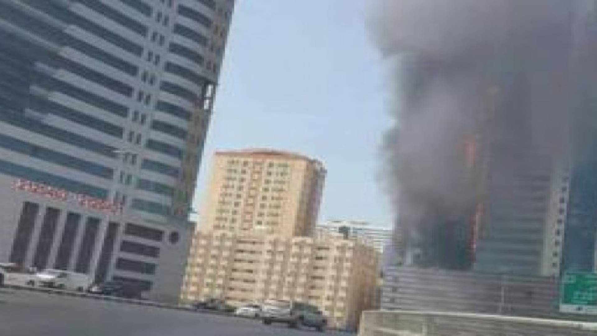 بالفيديو: شاهدوا حريق "هائل" في برج سكني بالشارقة .. والسلطات توفر منازل بديلة للسكان