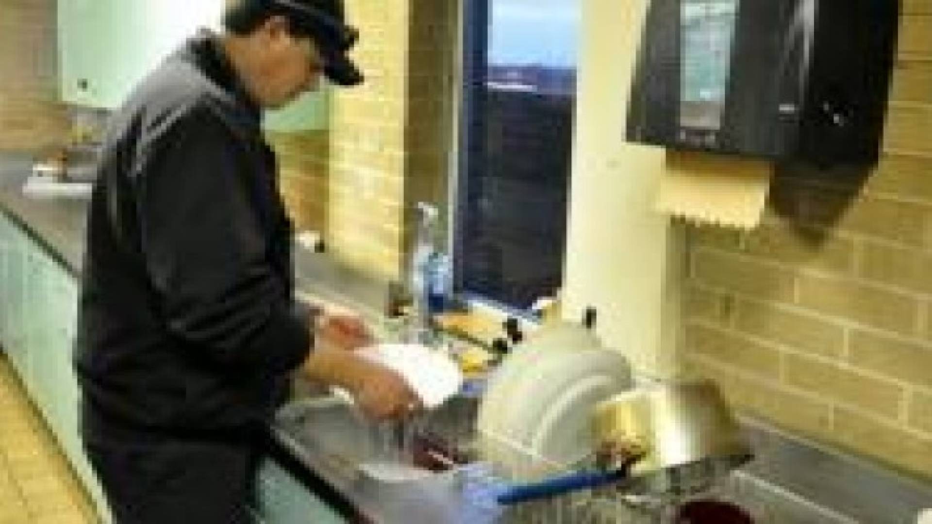 للرجال .. غسل الأطباق يقلل الضغط والعصبية