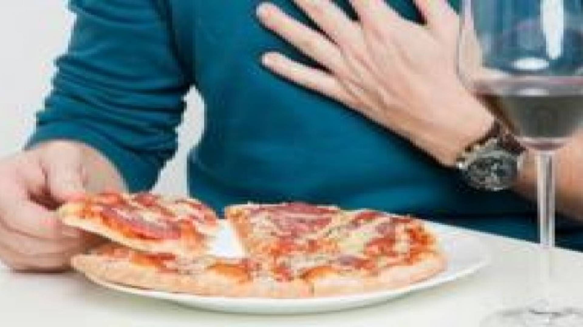 حرقة المعدة‬ تتطلب إيقاف الأكل قبل النوم بساعات‬