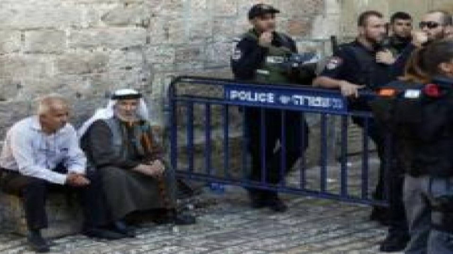 شرطة الاحتلال تغلق أبواب المسجد الاقصى أمام المصلين دون الـ50 عاما