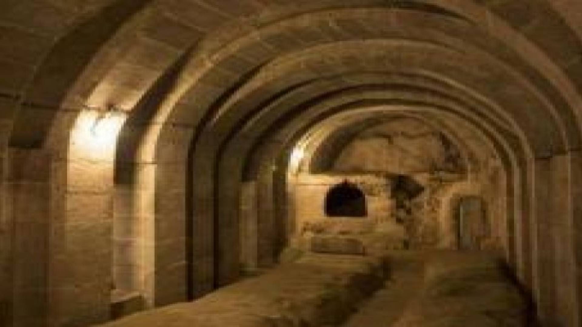 بالصور: رجل يعثر على مدينة تحت منزله