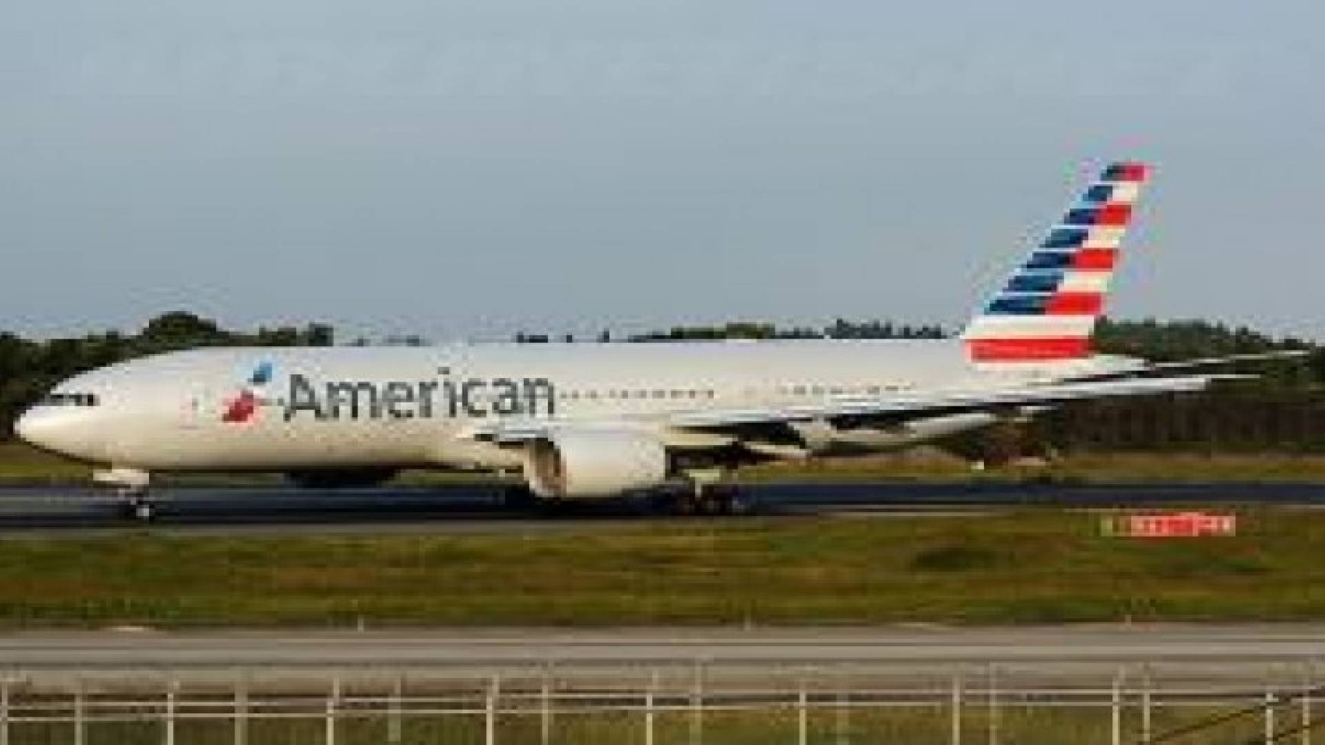 هبوط طائرة أميركية اضطراريا بعد وفاة الطيار