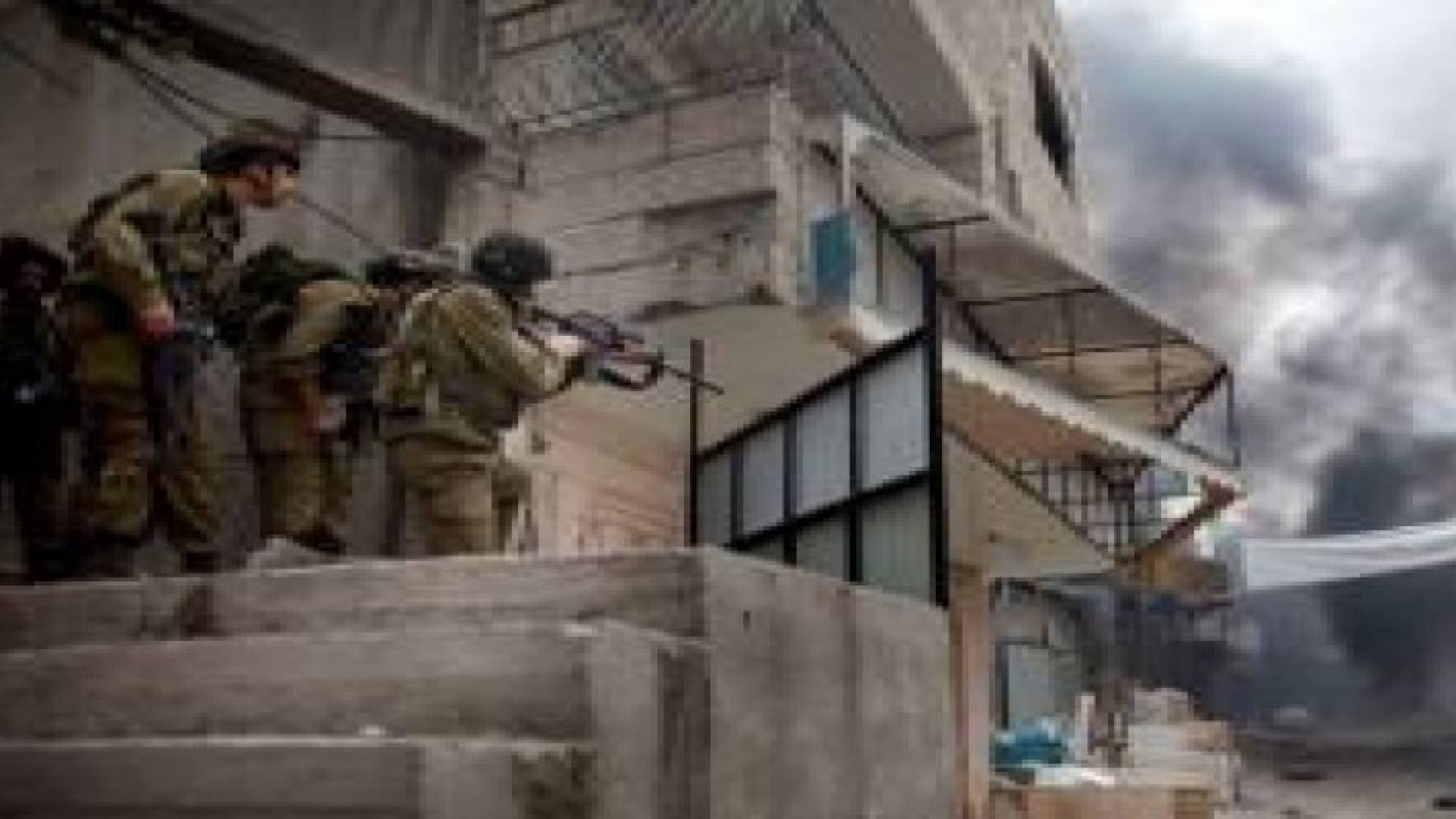 إصابة شاب بالرأس ومصور بالبطن بمواجهات قلنديا