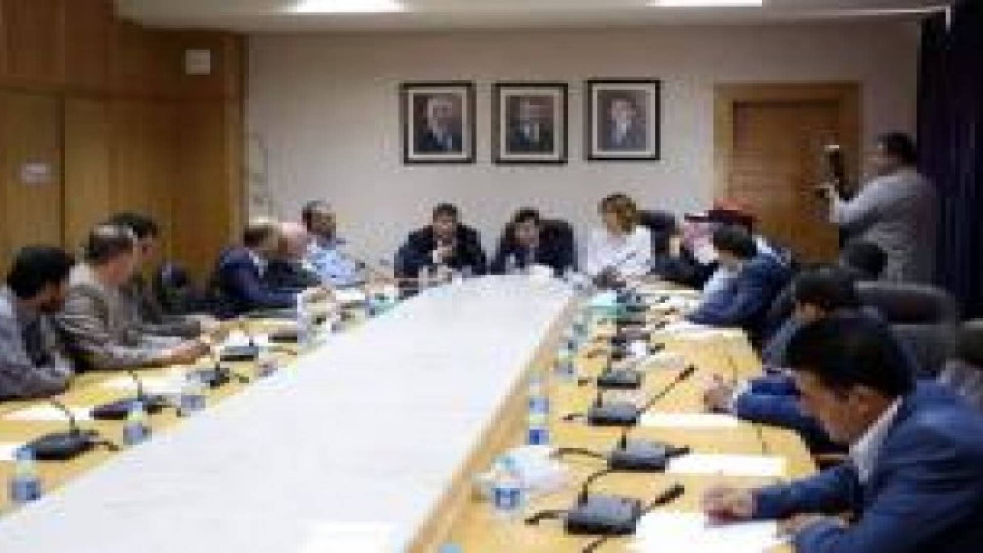 لجنتا الخدمات العامة والنقل وفلسطين تبحثان نقل الطلاب بباصات خاصة