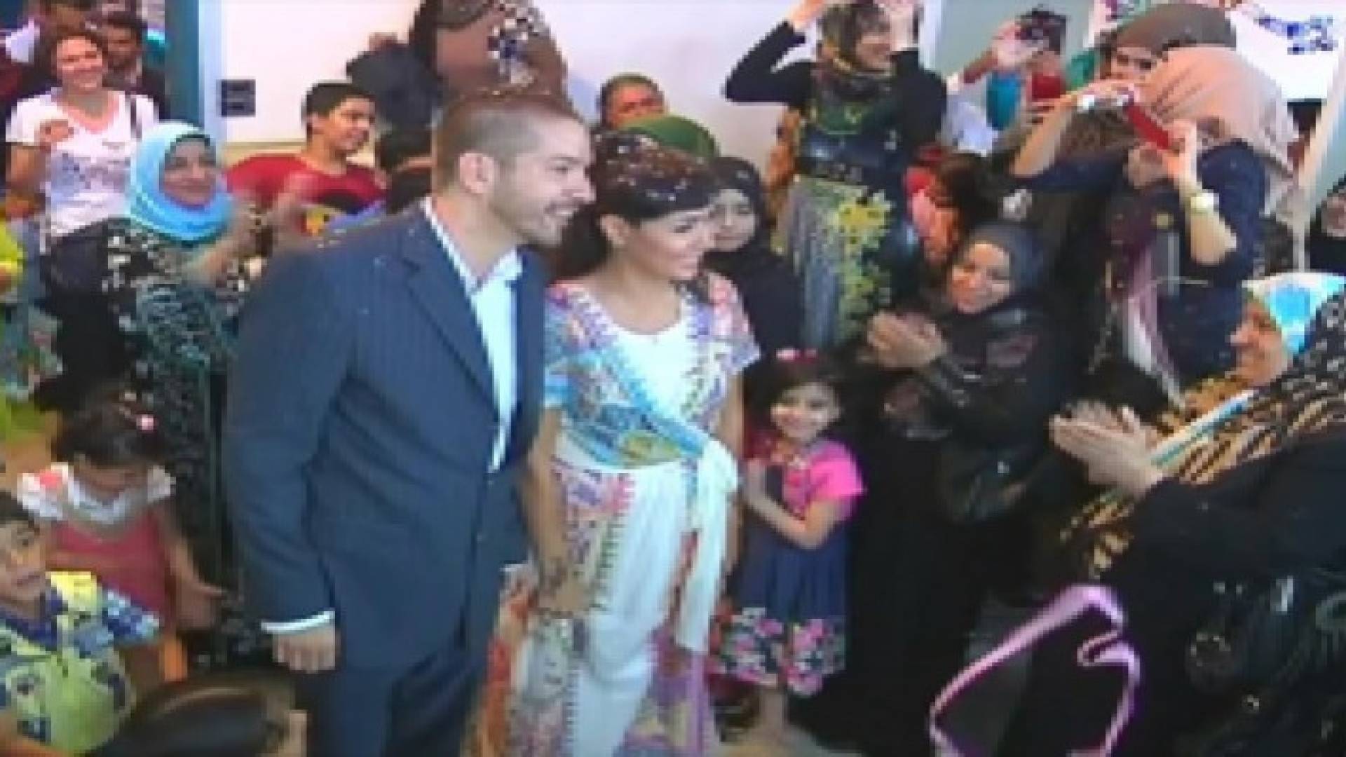 "معتز وبسمة" يحتفلان بزفافهما بين اللاجئين .. صور