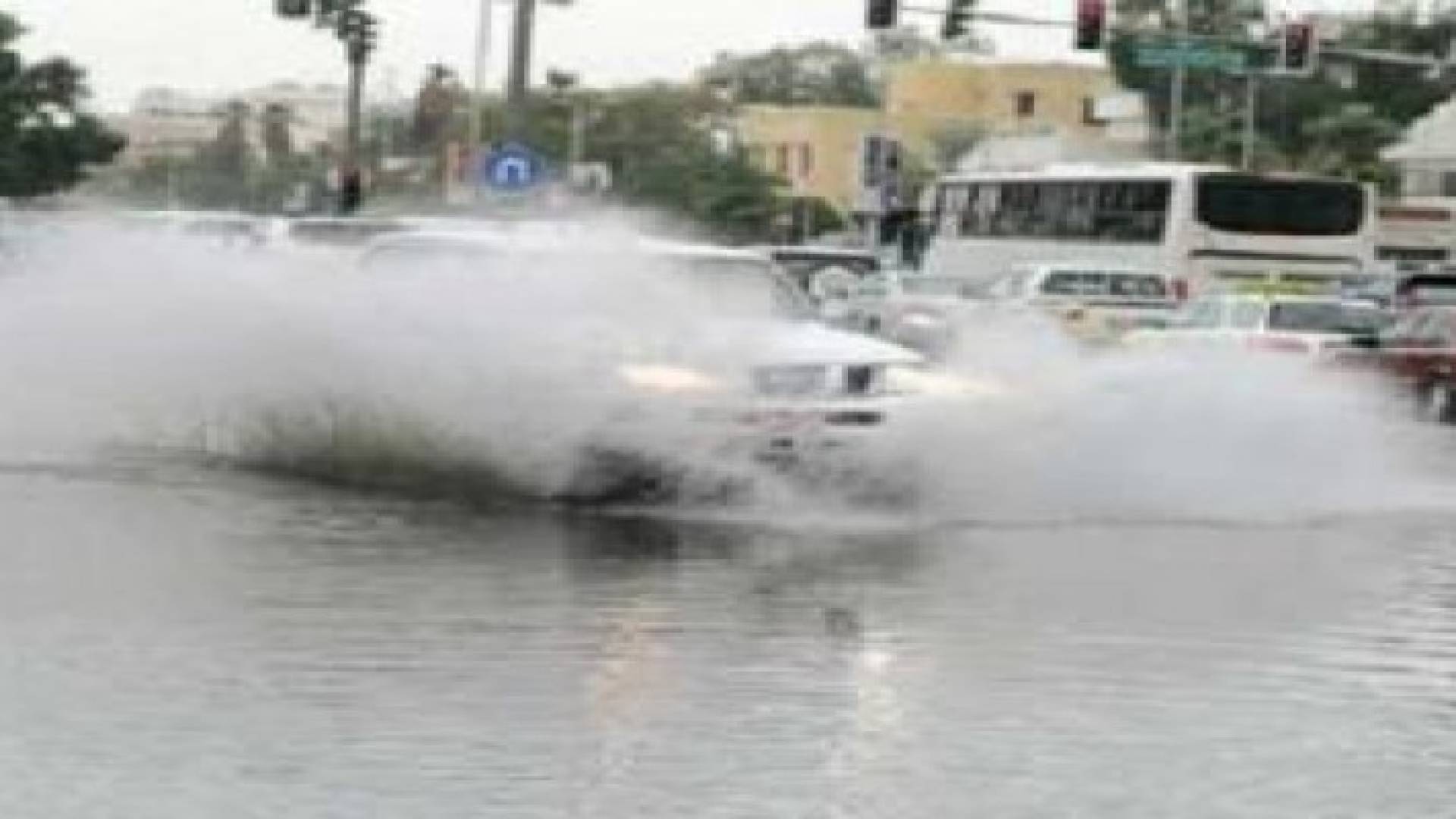 إصابة عائلة جراء انزلاق مركبتهم على طريق مادبا عمان الغربي