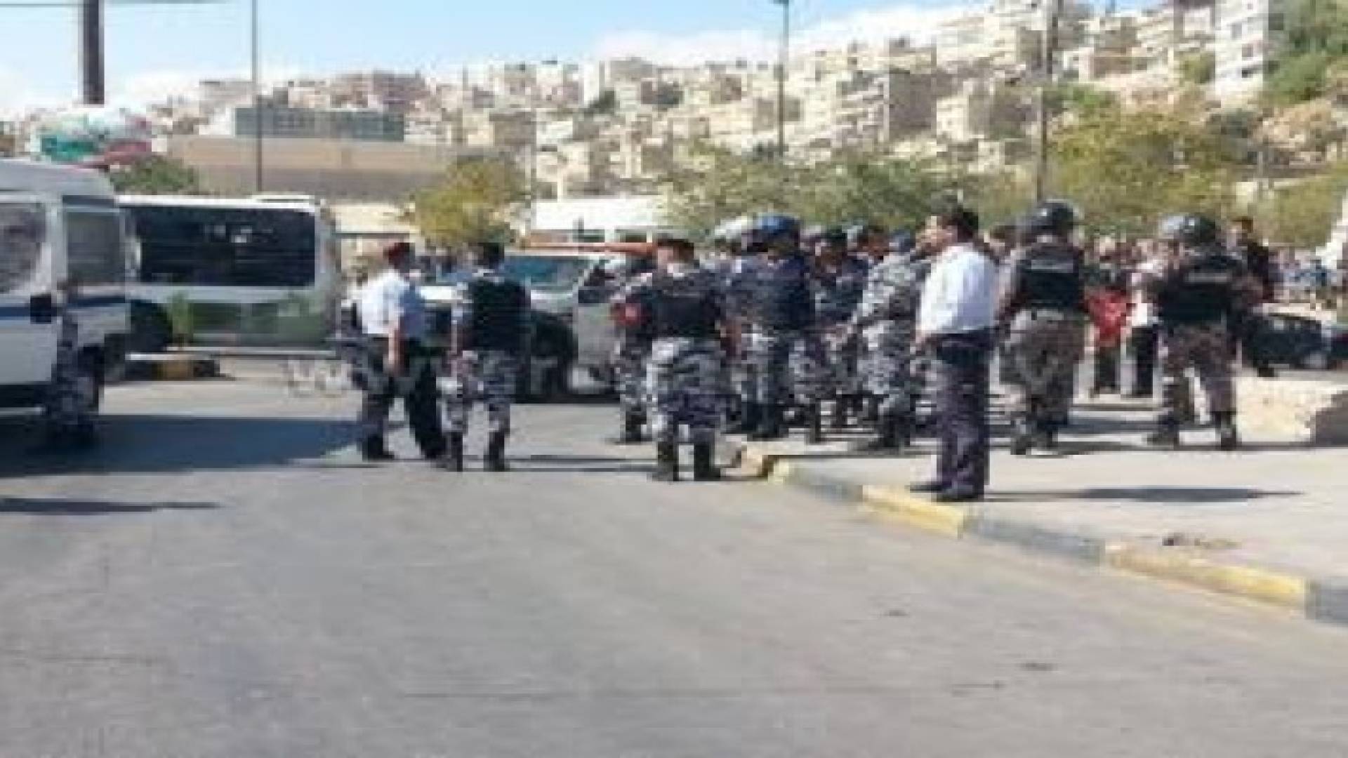 عمان : مناوشات بين الأجهزة الامنية وناشطين في مسيرة الحسيني.. صور وفيديو