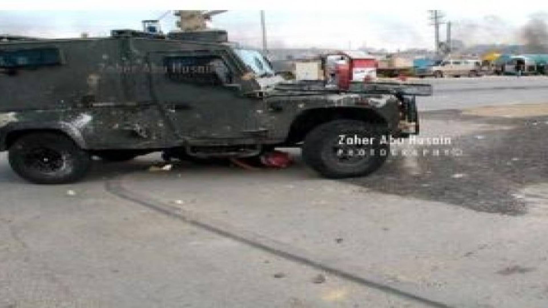 بالفيديو: فلسطيني ينجو بمعجزة من تحت "جيب" إسرائيلي