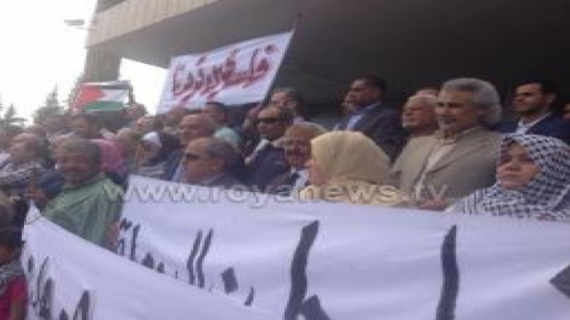 اعتصام أمام النقابات المهنية تضامنا مع الاسرى في سجون الاحتلال..صور