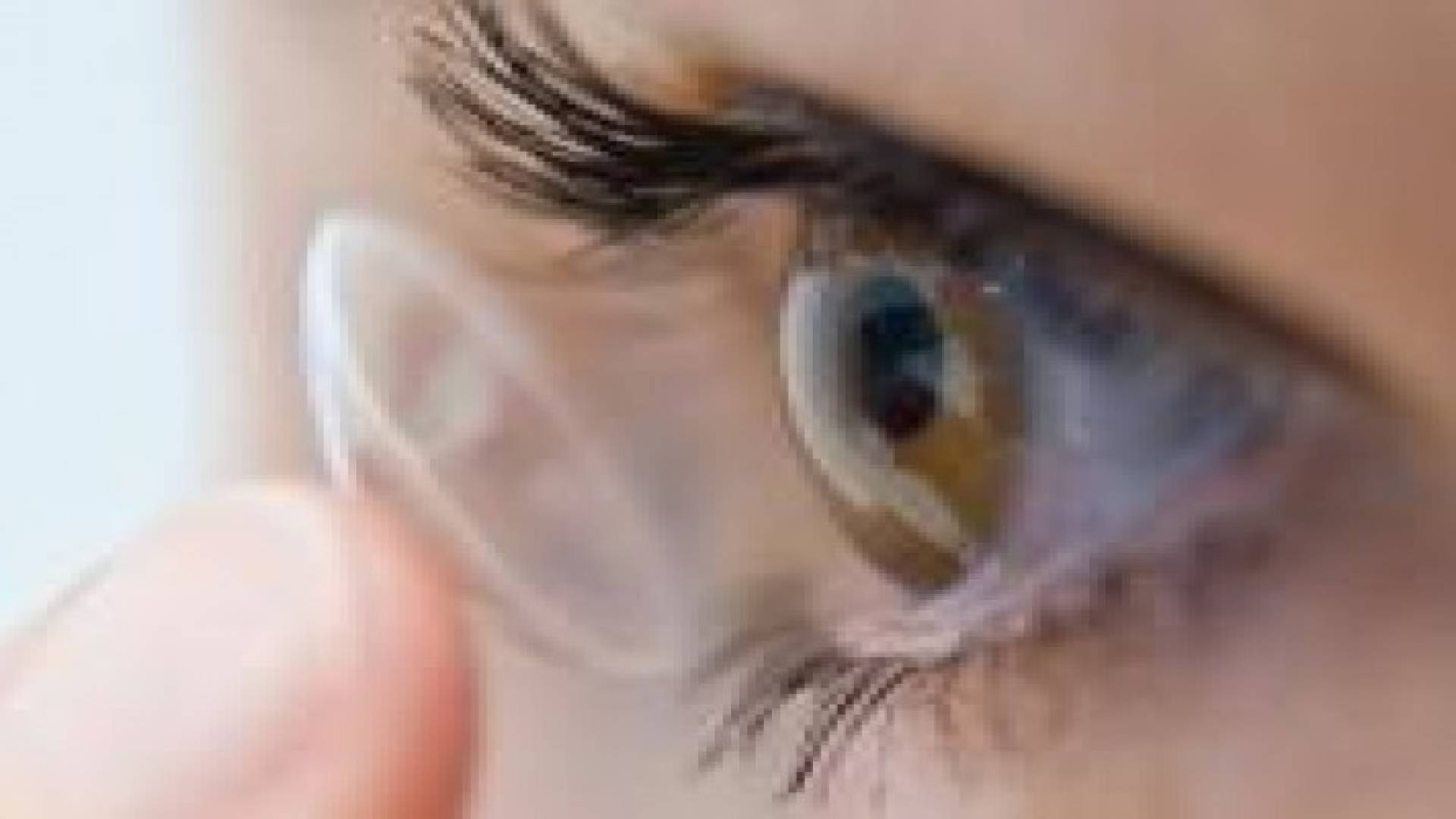 لصحة عينك انزع العدسات اللاصقة‬ عند النوم