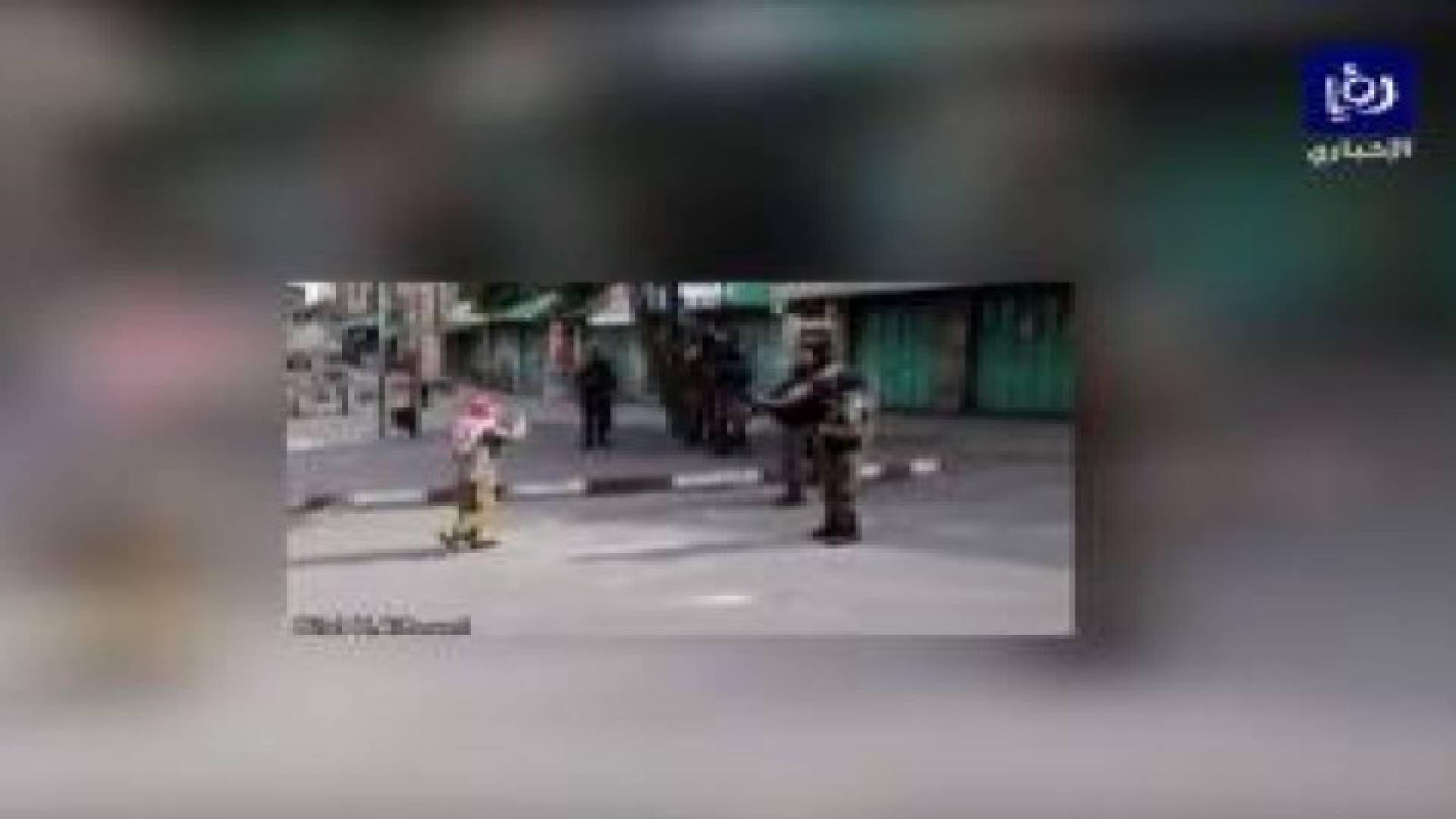 بالفيديو: الشيخ الفلسطيني زياد ابو هليل يتصدى لجنود الإحتلال في الخليل