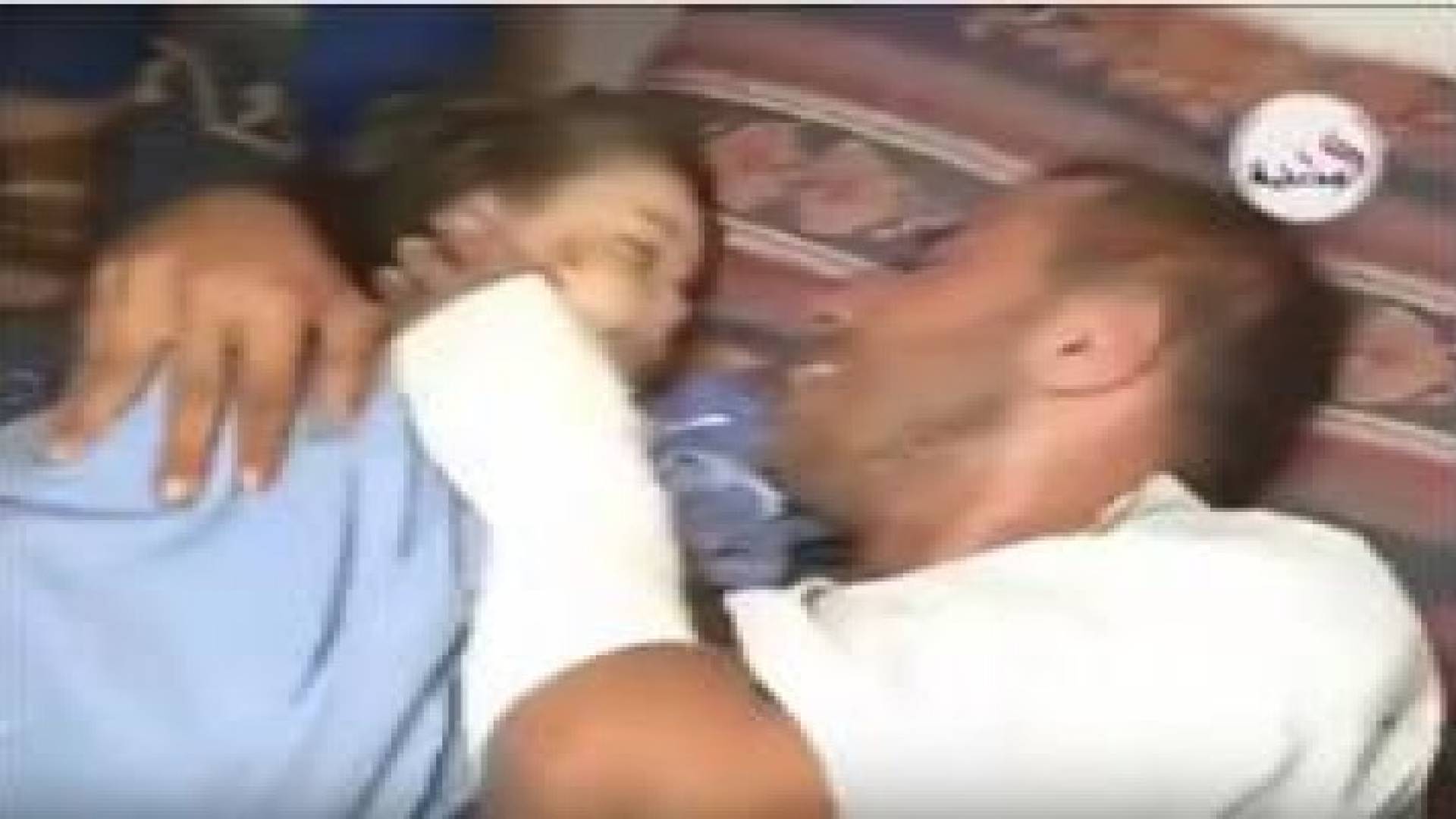 بالفيديو: والد طفلة فلسطينية يودعها في مشهد مؤلم