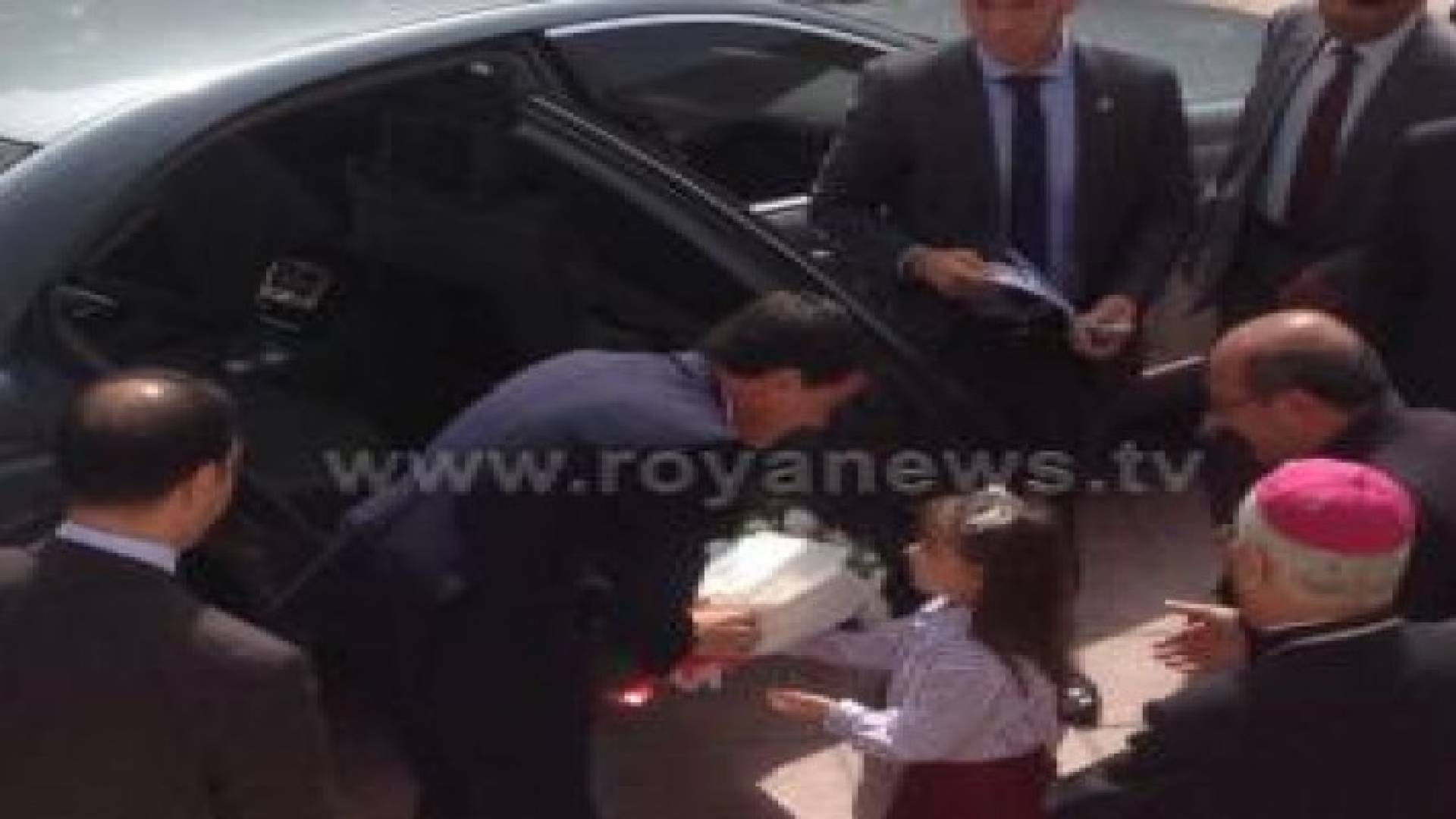 بالصور : "فاليس" يتفقد حال أطفال لاجئين في كنيسة دير اللاتين في ماركا