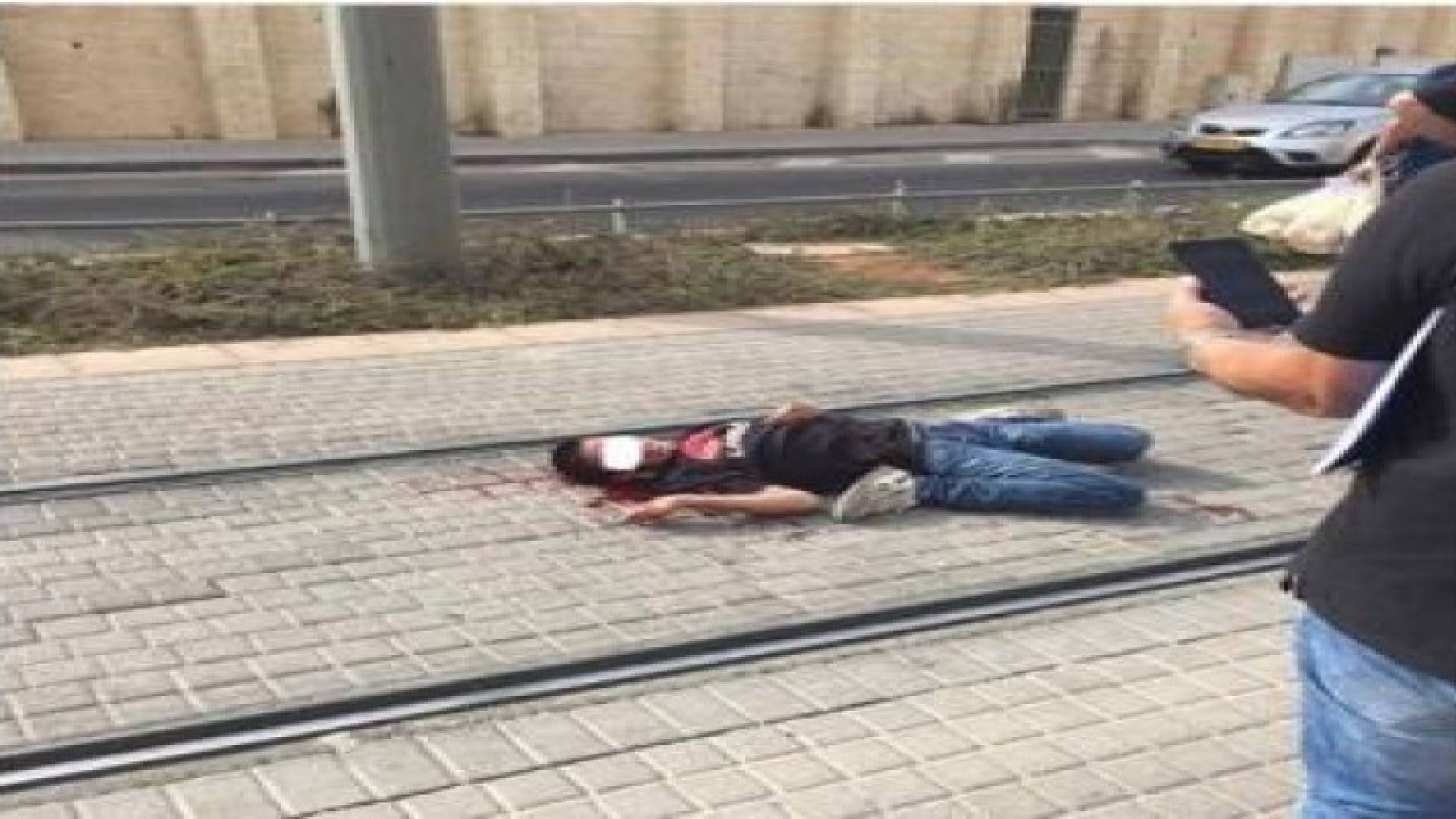 بالفيديو: استشهاد طفل واصابة اخر شمال القدس