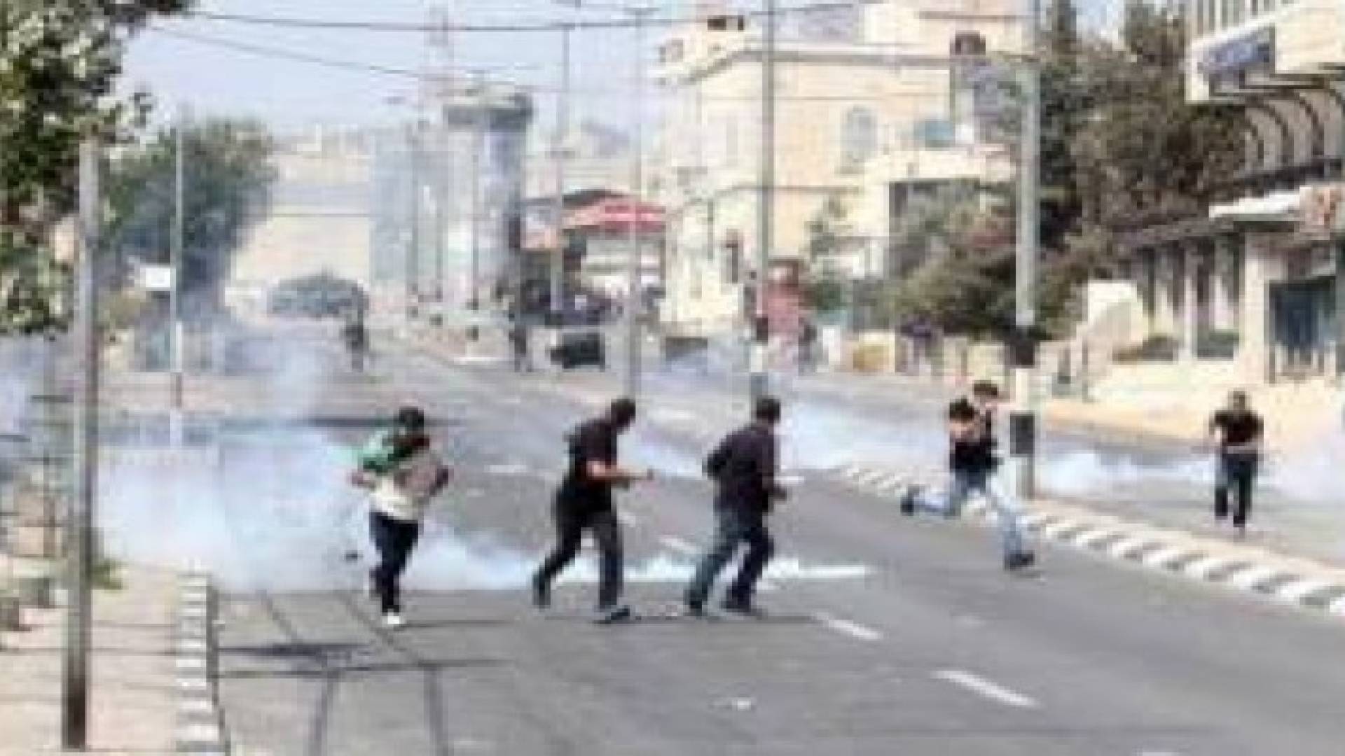 إصابات بالاختناق و"المطاط" بمواجهات شمال البيرة