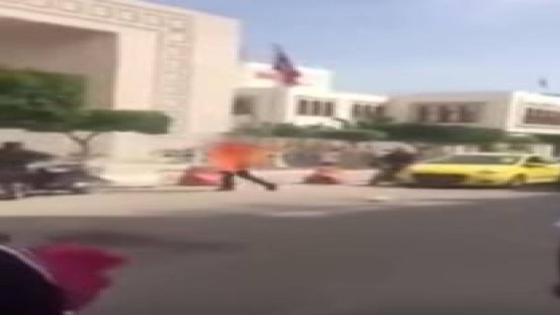 بالفيديو: شاب تونسي على خطى البوعزيزي يضرم النار في جسده