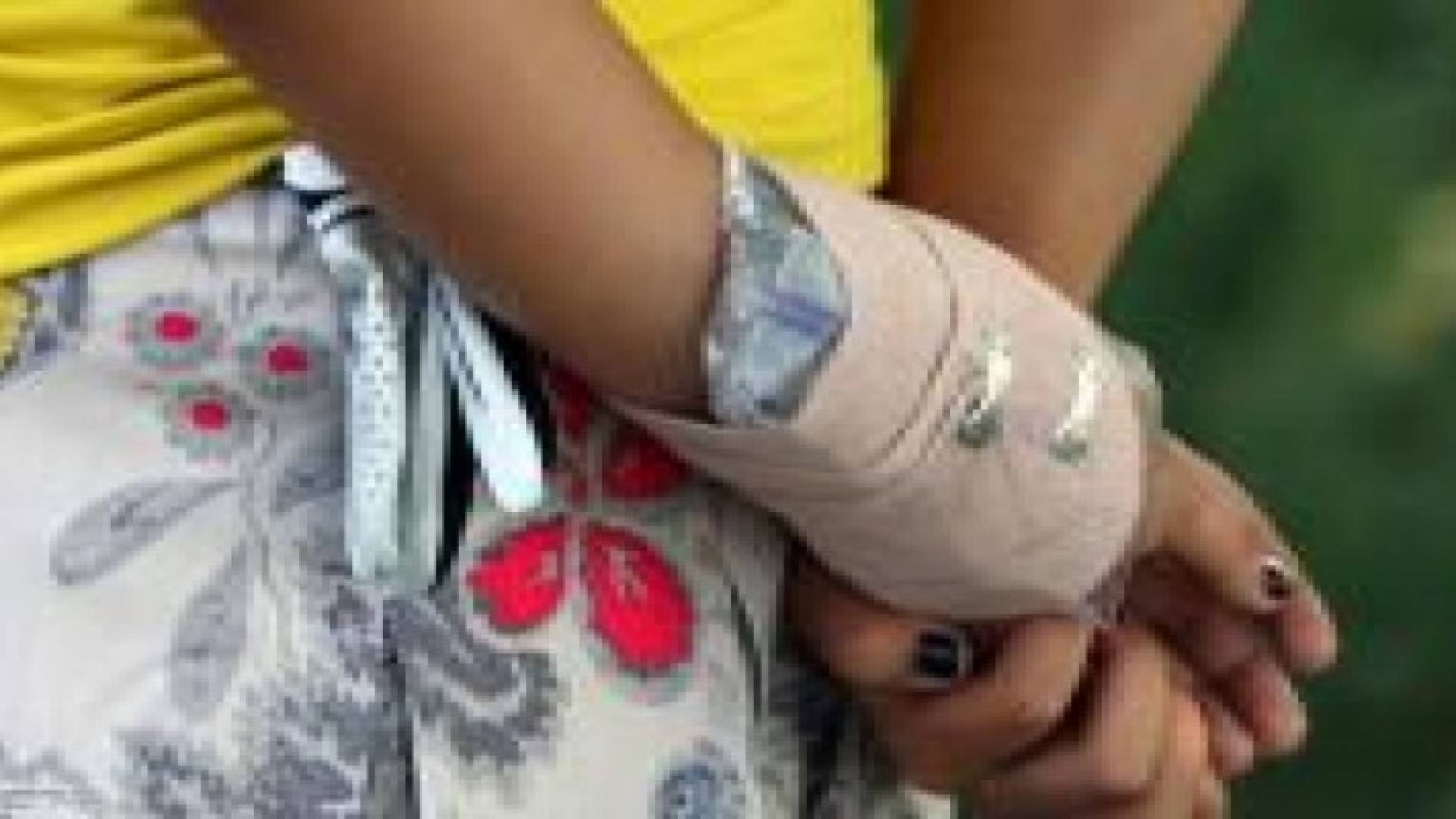 عناق كاد يكلف صاحبه 127 ألف دولار