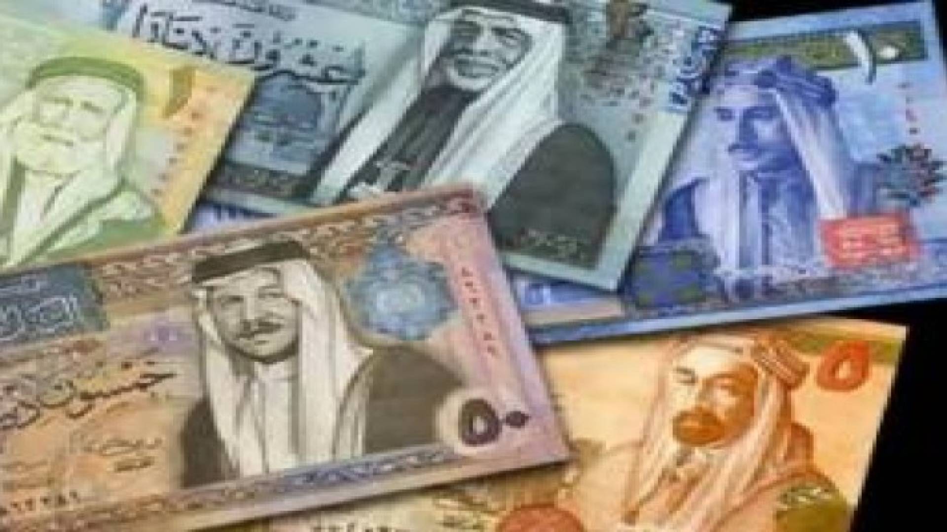 استقرار سعر الدينار وتوقعات بارتفاع الطلب عليه مع نهاية العام