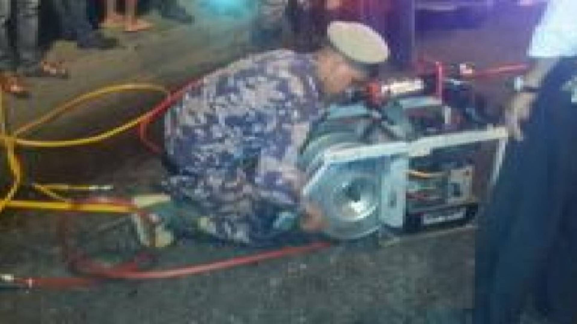 عمان: إصابة شخص  إثر تدهور مركبته في رأس العين.. صور