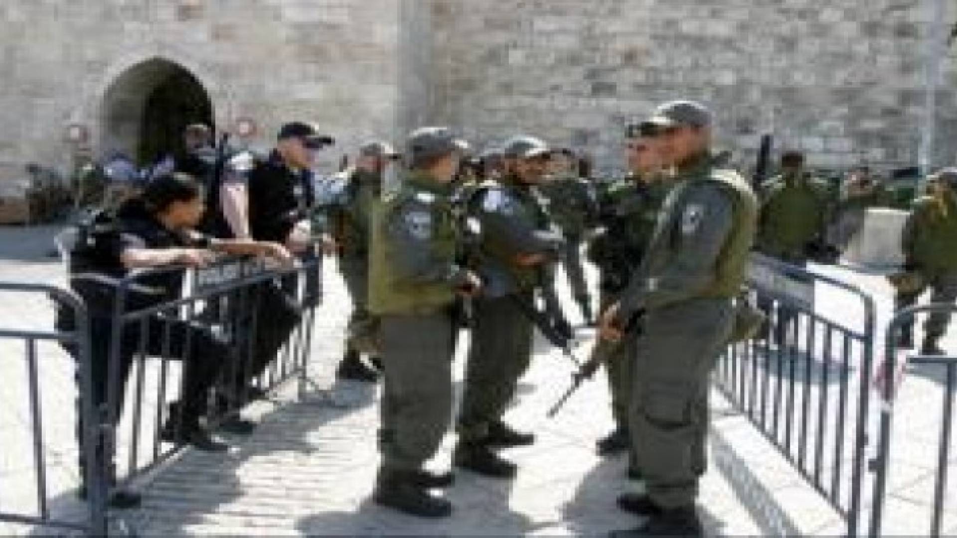 تعزيزات عسكرية وحواجز مكثفة للاحتلال في القدس