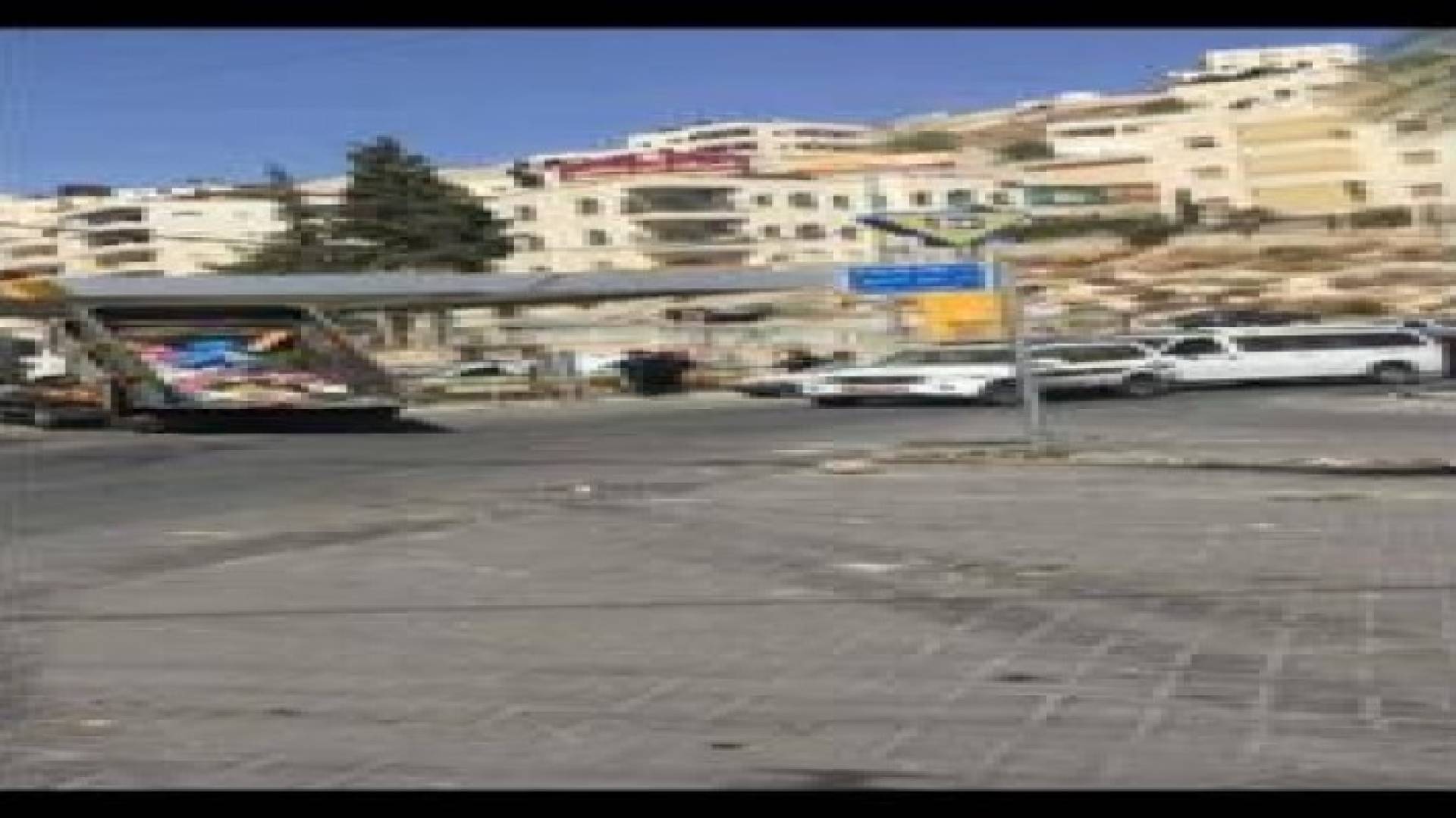 الاحتلال الاسرائيلي يصادر "حاويات القمامة" بحجة استخدامها من قبل الشباب في المواجهات