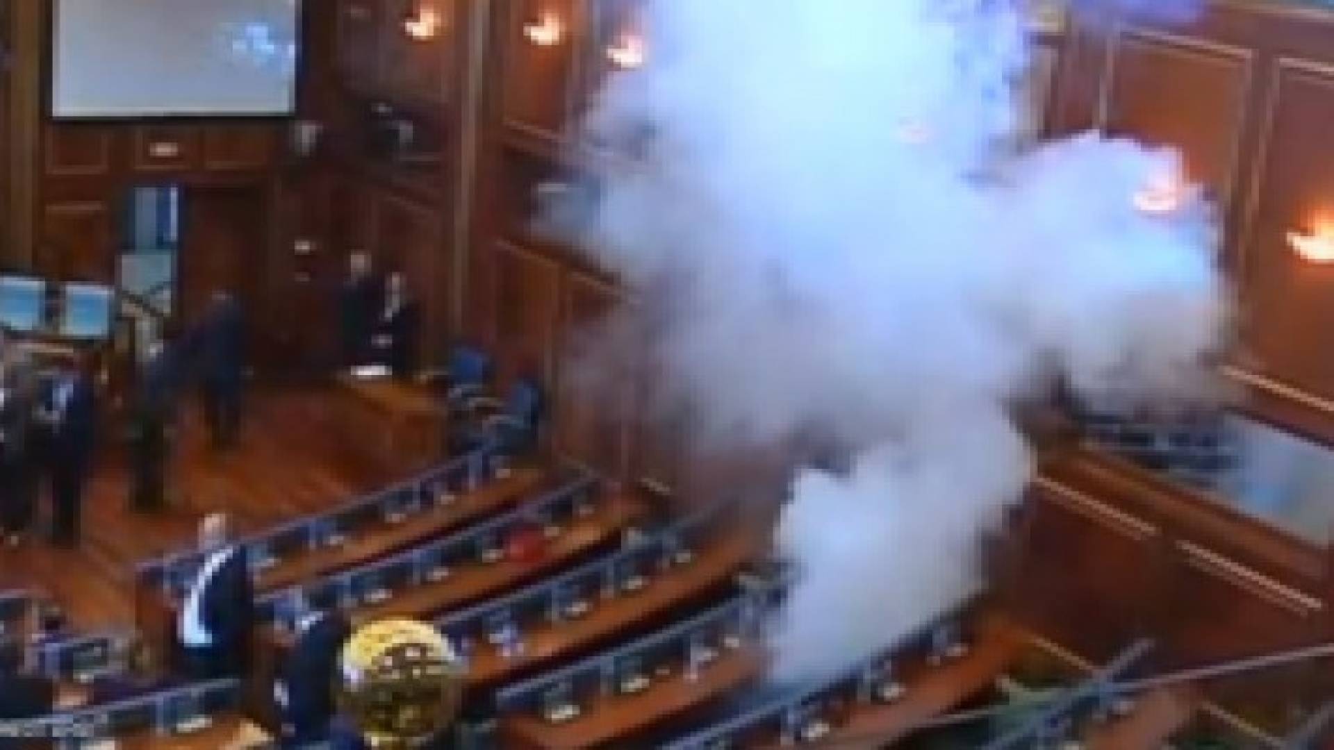 بالصور .. نائبة تلقي قنبلة غاز داخل مقر برلمان كوسوفو