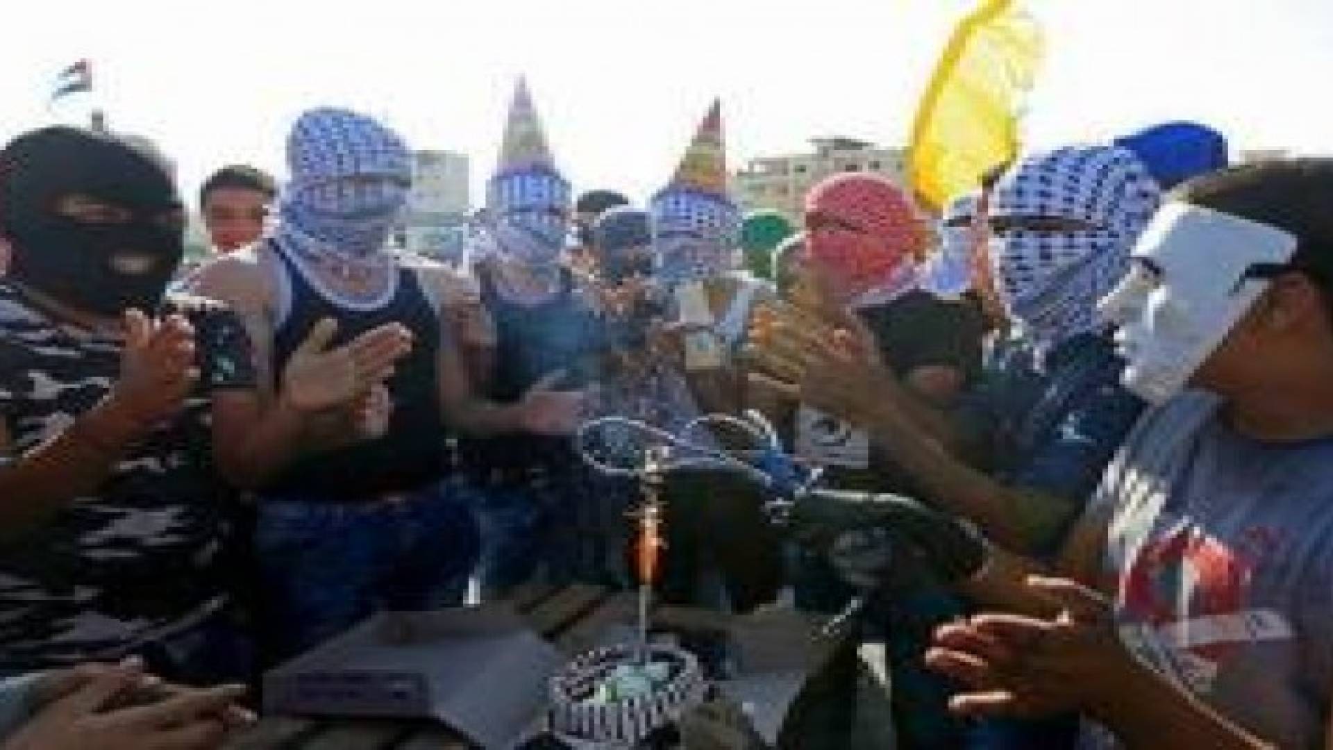 شبان يحتفلون بعيد ميلاد صديقهم خلال المواجهات مع جيش الاحتلال "صورة"