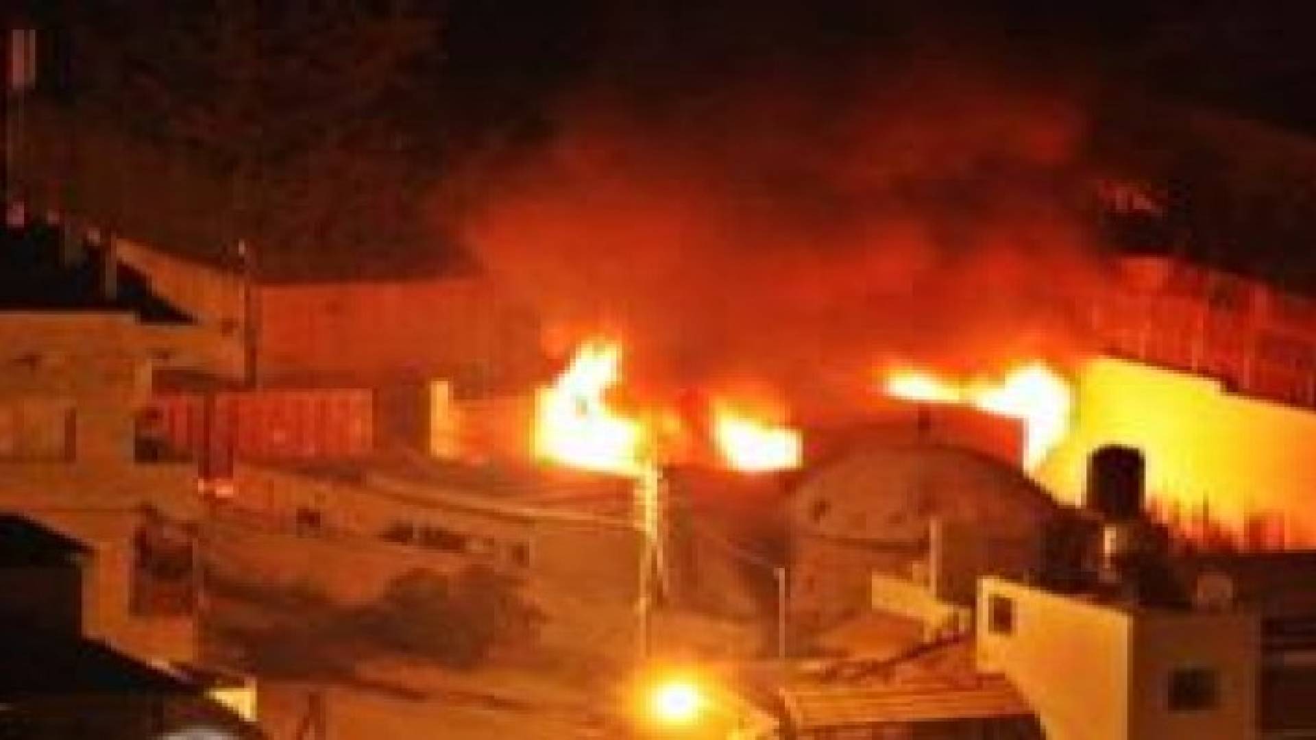 حشود غاضبة تحرق قبر يوسف في نابلس.. صور