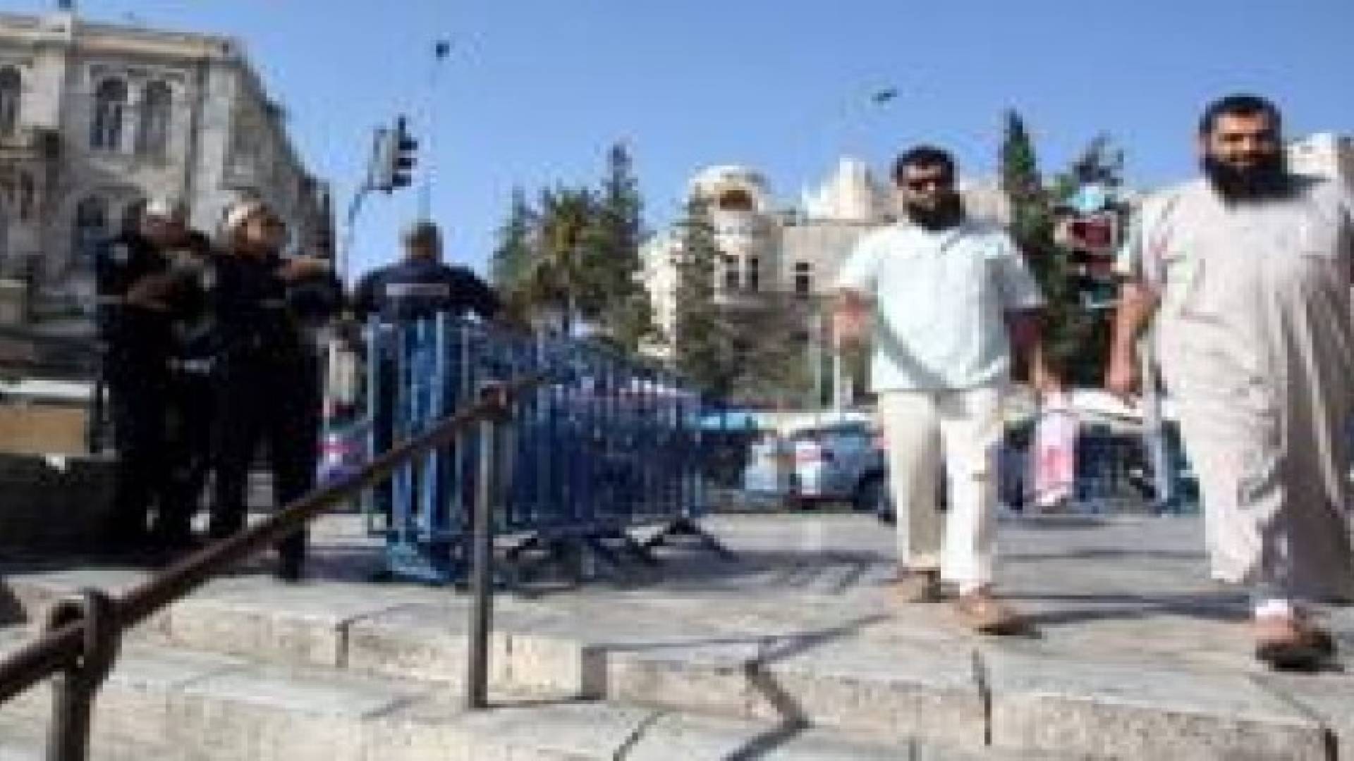 الاحتلال يتأهب بالضفة وغزة ويفرض قيودا بالأقصى