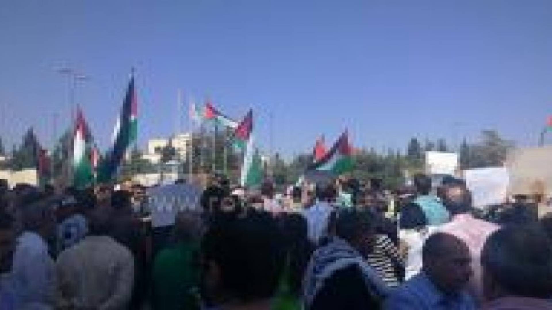 بالصور : وقفة تضامنية مع الشعب الفلسطيني أمام رئاسة الوزراء