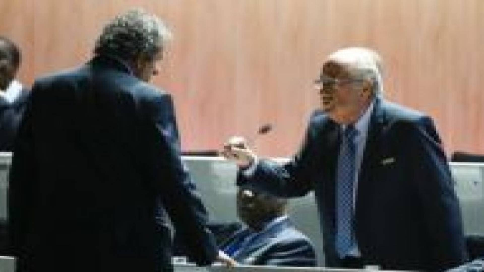 بلاتر يوضح حقيقة أموال تقاضاها بلاتيني .. تفاصيل