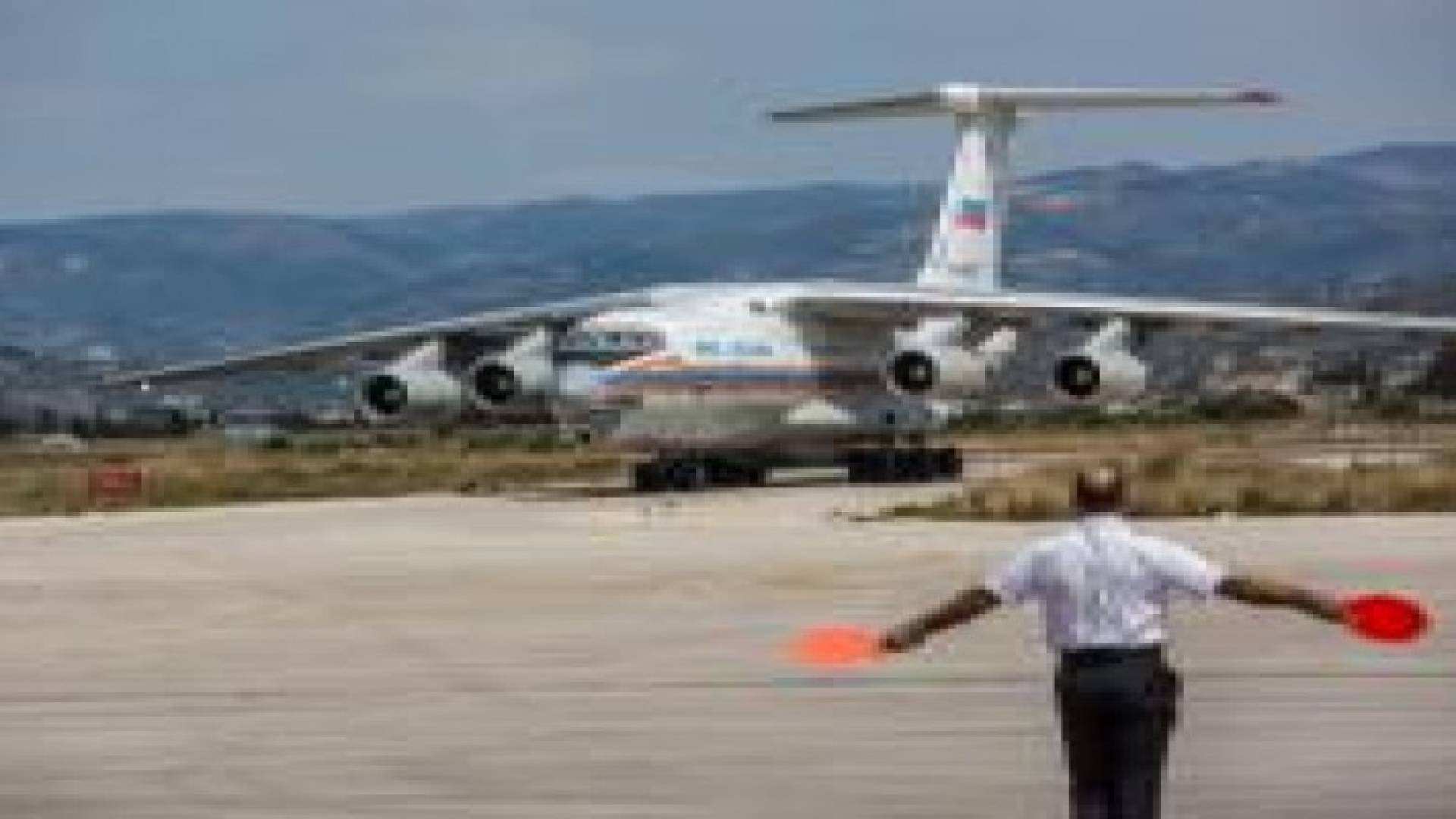 طائرة روسية توصل مساعدات إنسانية لسوريا وتعود بـ56 شخصا