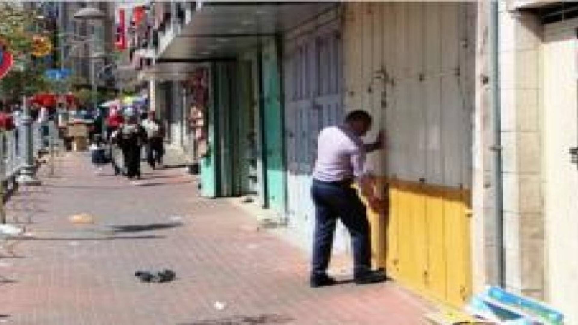 إضراب شامل في دورا و مواجهات مع الاحتلال في الخليل