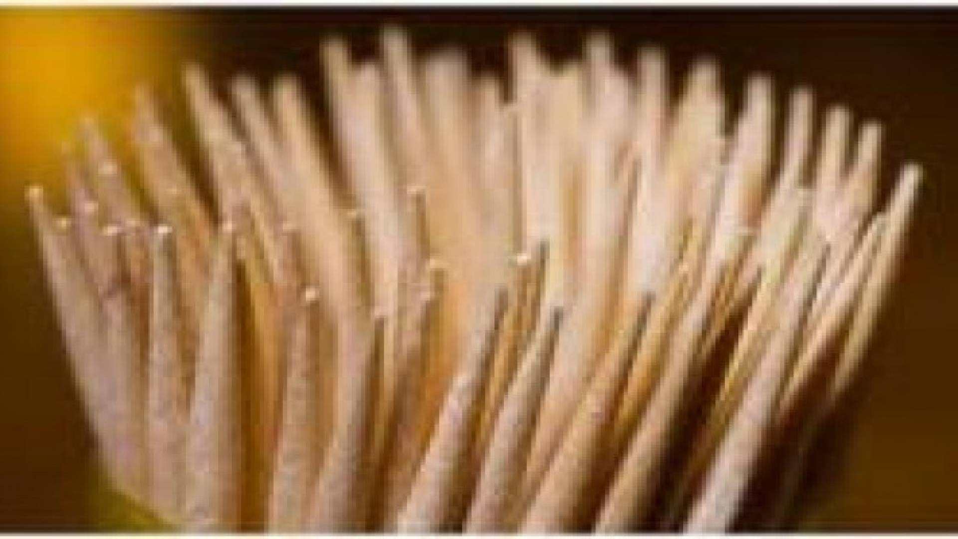 عود خشبي لتنظيف الاسنان يستقر في قلب ارجنتيني