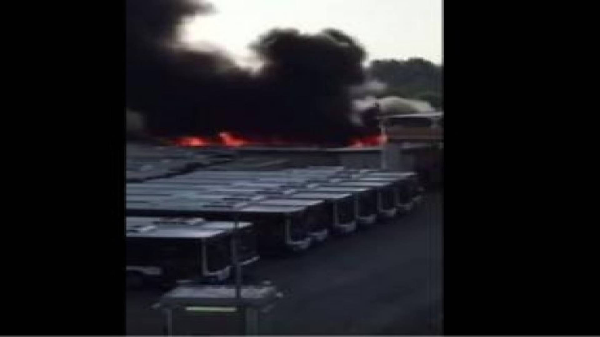 بالفيديو: اندلاع حريق في محطة حافلات اسرائيلية شمال فلسطين المحتلة