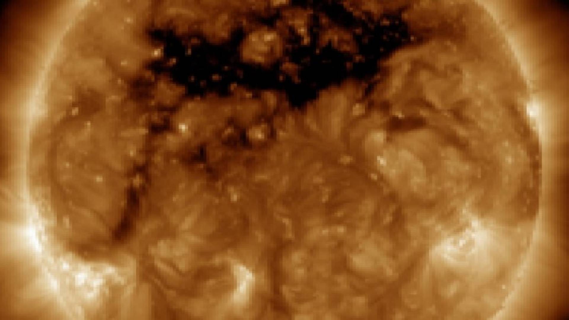 فيديو وصور .. ناسا تكتشف حفرة إكليلية في الشمس بحجم 50 كوكب أرض