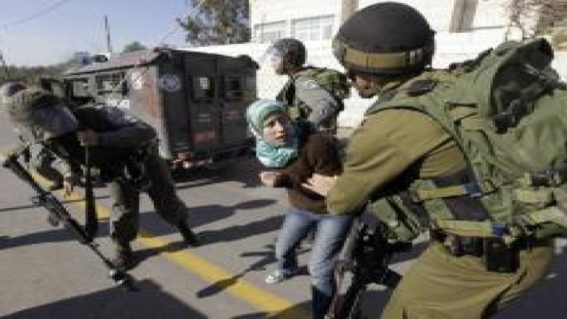 الاحتلال يطلق النار على فتاة بدعوى قيامها بعملية طعن في مدينة الرملة