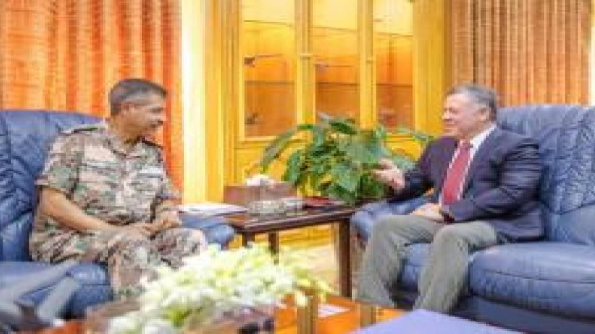 الملك يزور قيادة سلاح الجو الملكي الأردني