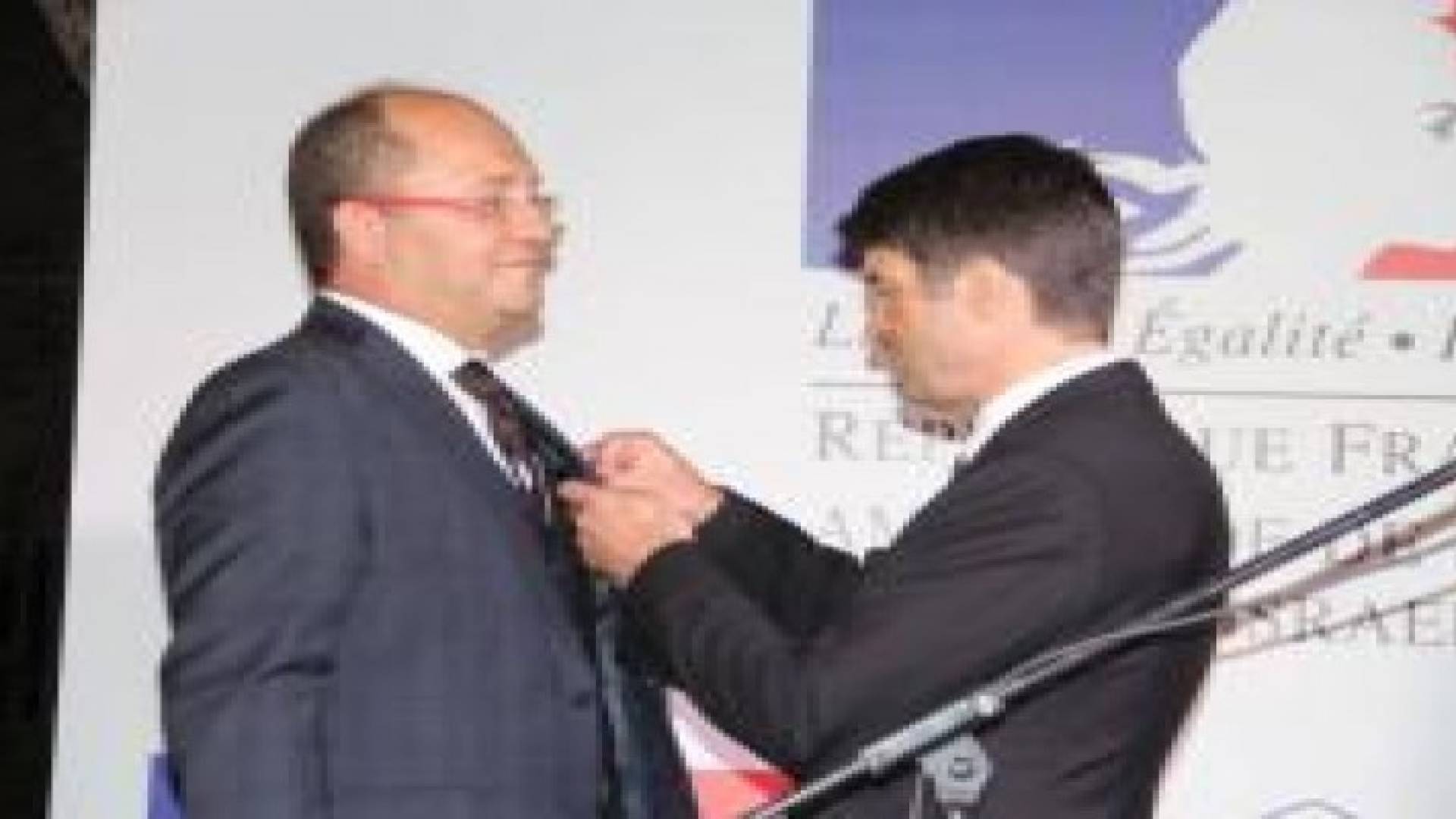 منح رجل الأعمال الفلسطيني عامر مسلماني وسام جوقة الشرف برتبة فارس