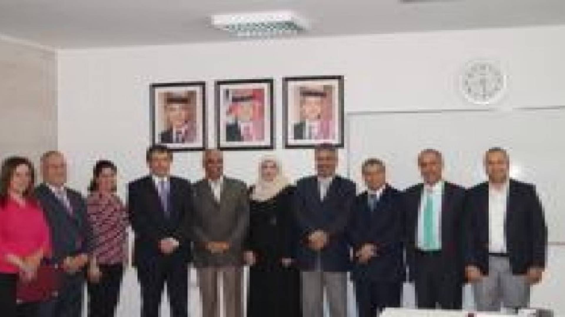 القطامين يسلم المستشارين العماليين الجدد شهادات دورة المعهد الدبلوماسين