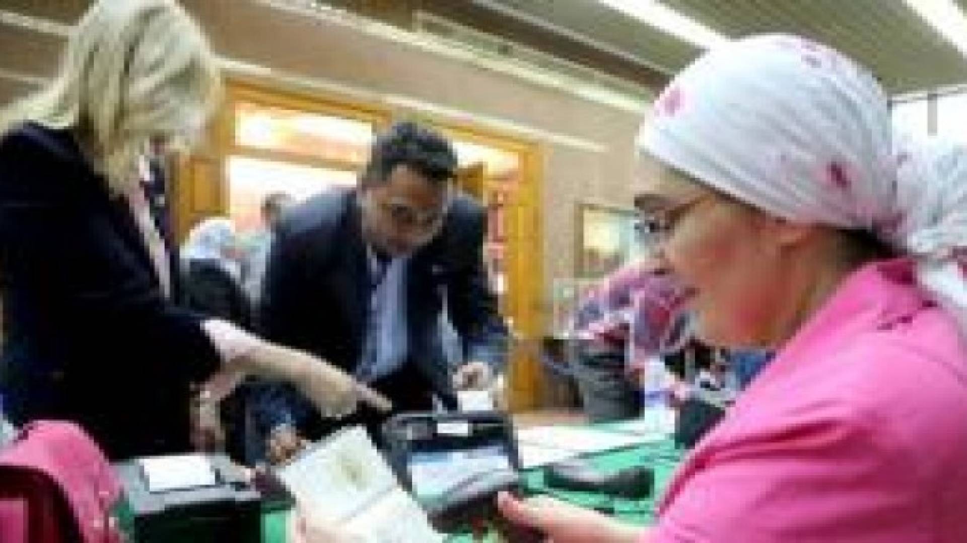 بمؤشر إقبال ضعيف .. المصريون يواصلون التصويت لبرلمانهم