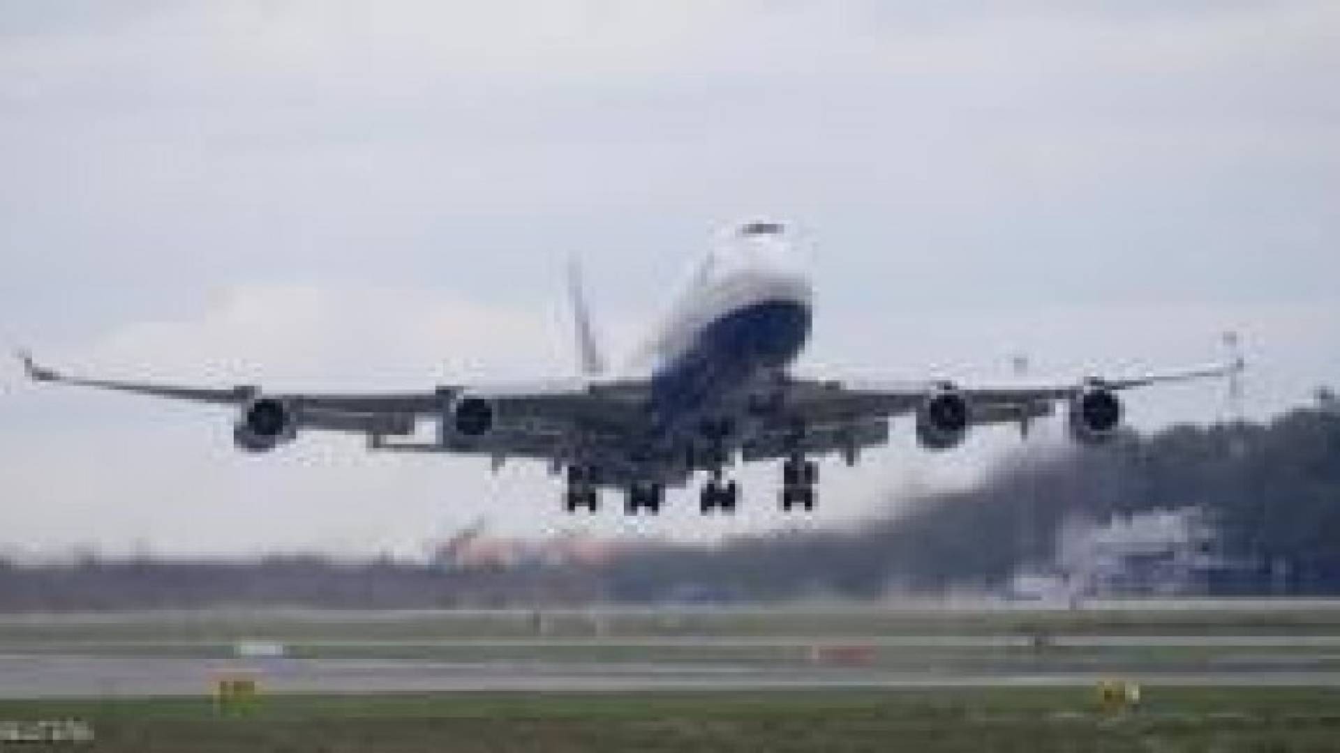 مقاتلة تقترب من طائرة روسية بالأجواء الفرنسية