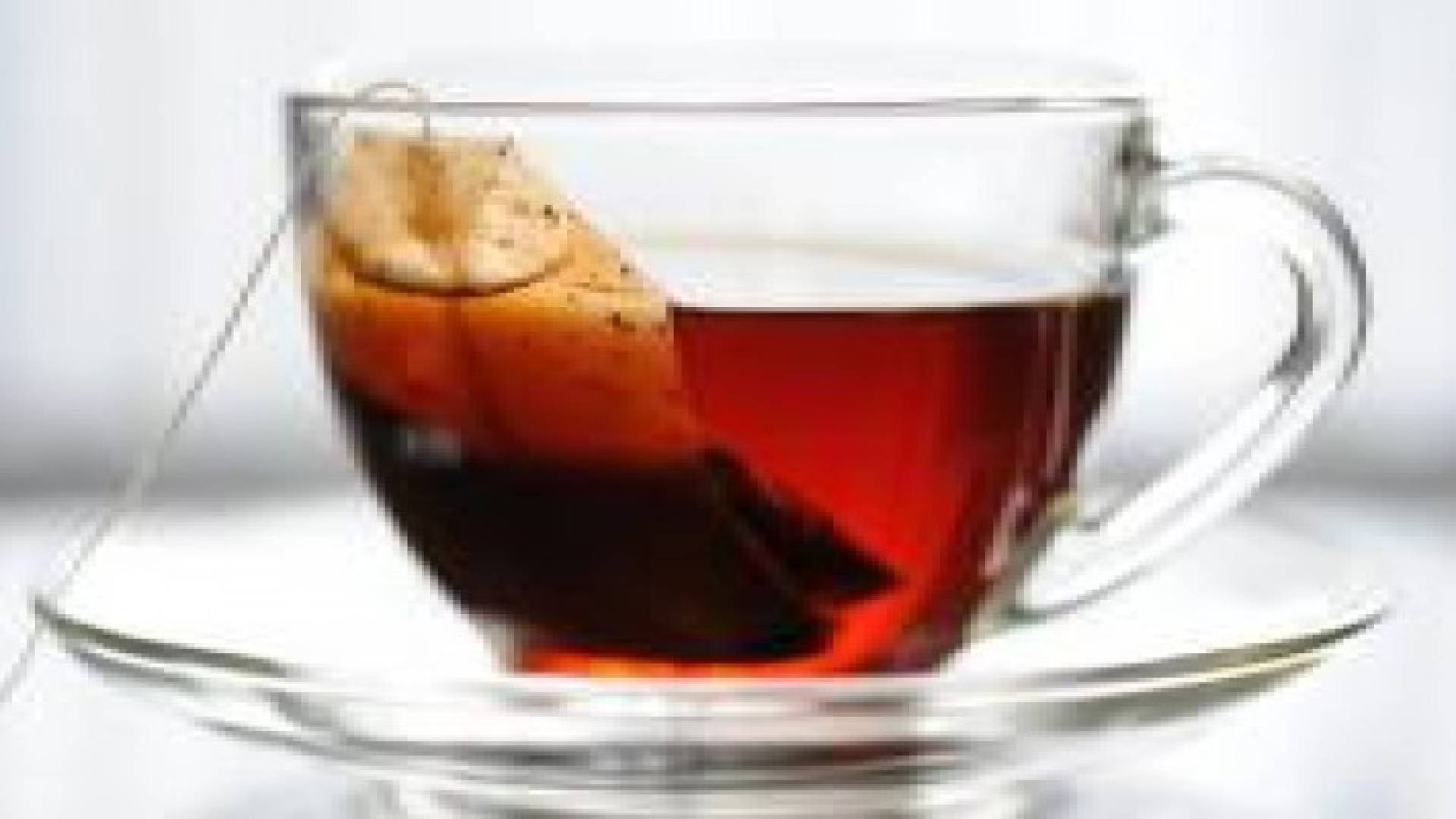 الشاي الأحمر.. المسبب الأول لتصبغات الأسنان